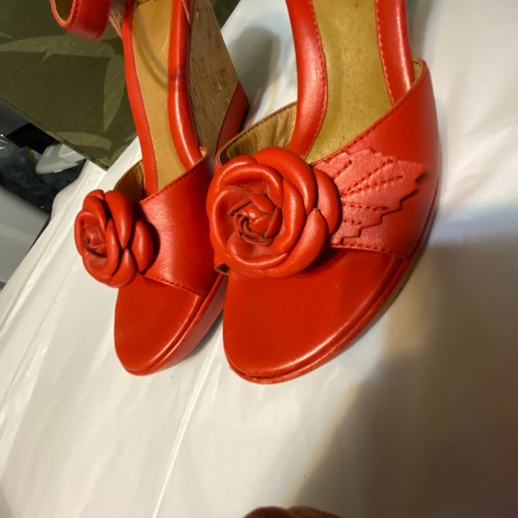 Sofft Red Peony Flower Leather Platform Wedge Sandals - Size 9 - Picture 3 of 11